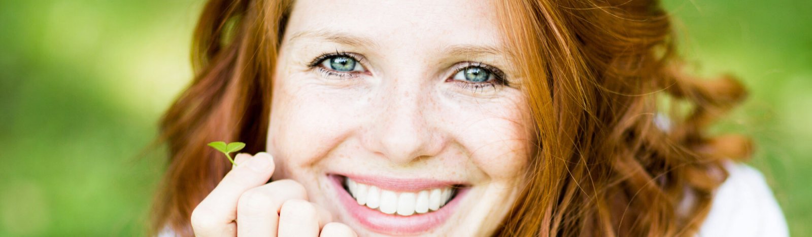 LASIK Augenlaser patientin rothaarige Frau